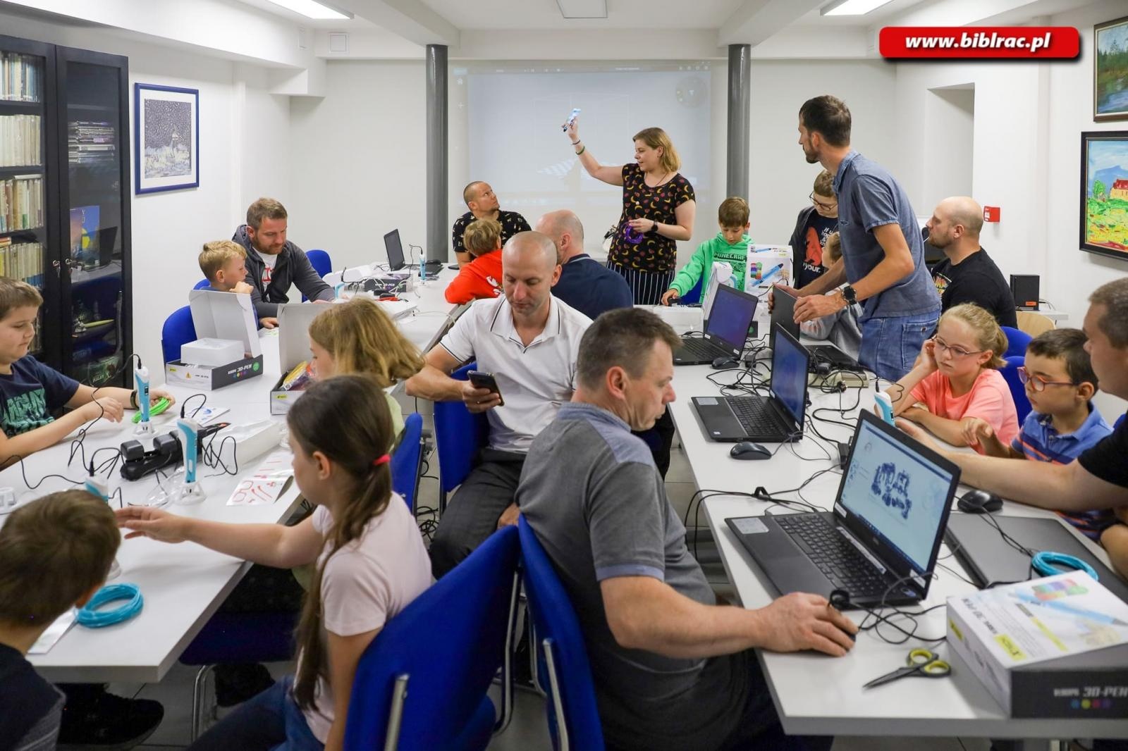 Zdjęcie w galerii na portalu naszraciborz.pl: Ojcowie z dziećmi drukowali w 3D [FOTO] wiadomości z regionu