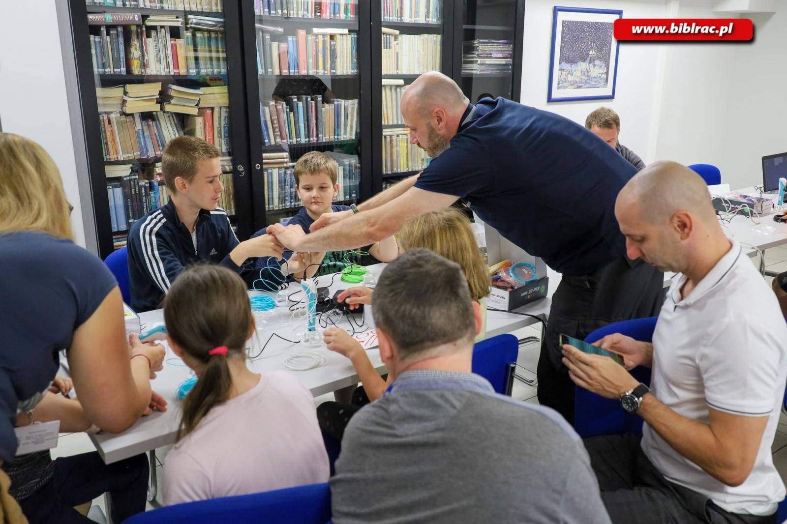 Zdjęcie w galerii na portalu naszraciborz.pl: Ojcowie z dziećmi drukowali w 3D [FOTO] wiadomości z regionu