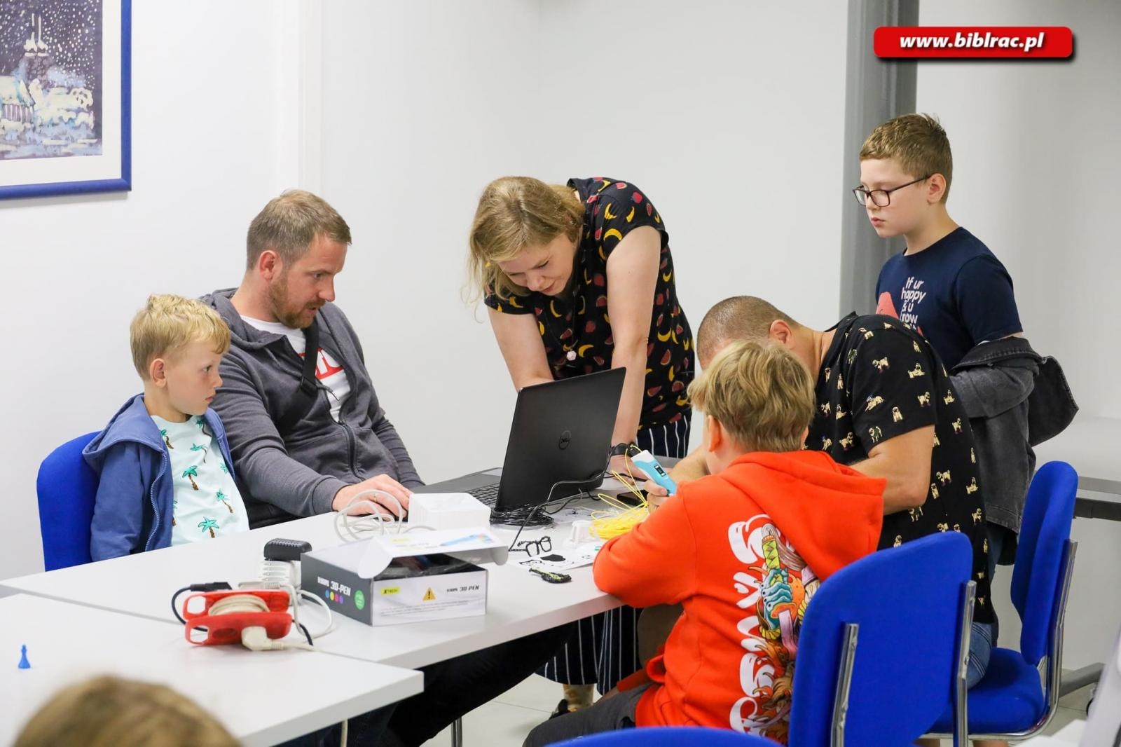 Zdjęcie w galerii na portalu naszraciborz.pl: Ojcowie z dziećmi drukowali w 3D [FOTO] wiadomości z regionu