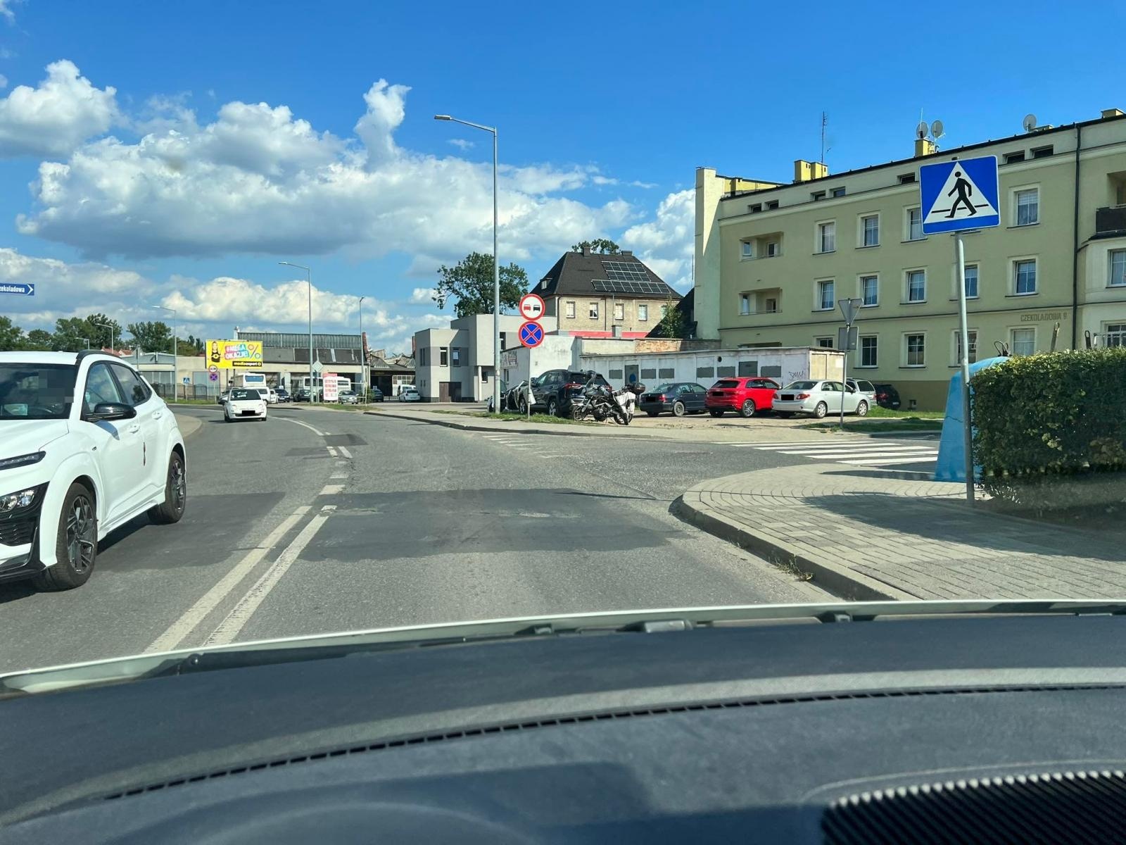 Zdjęcie w galerii na portalu naszraciborz.pl: Raport 998. Czech na kawasaki zaliczył wywrotkę przy Czekoladowej wiadomości z regionu