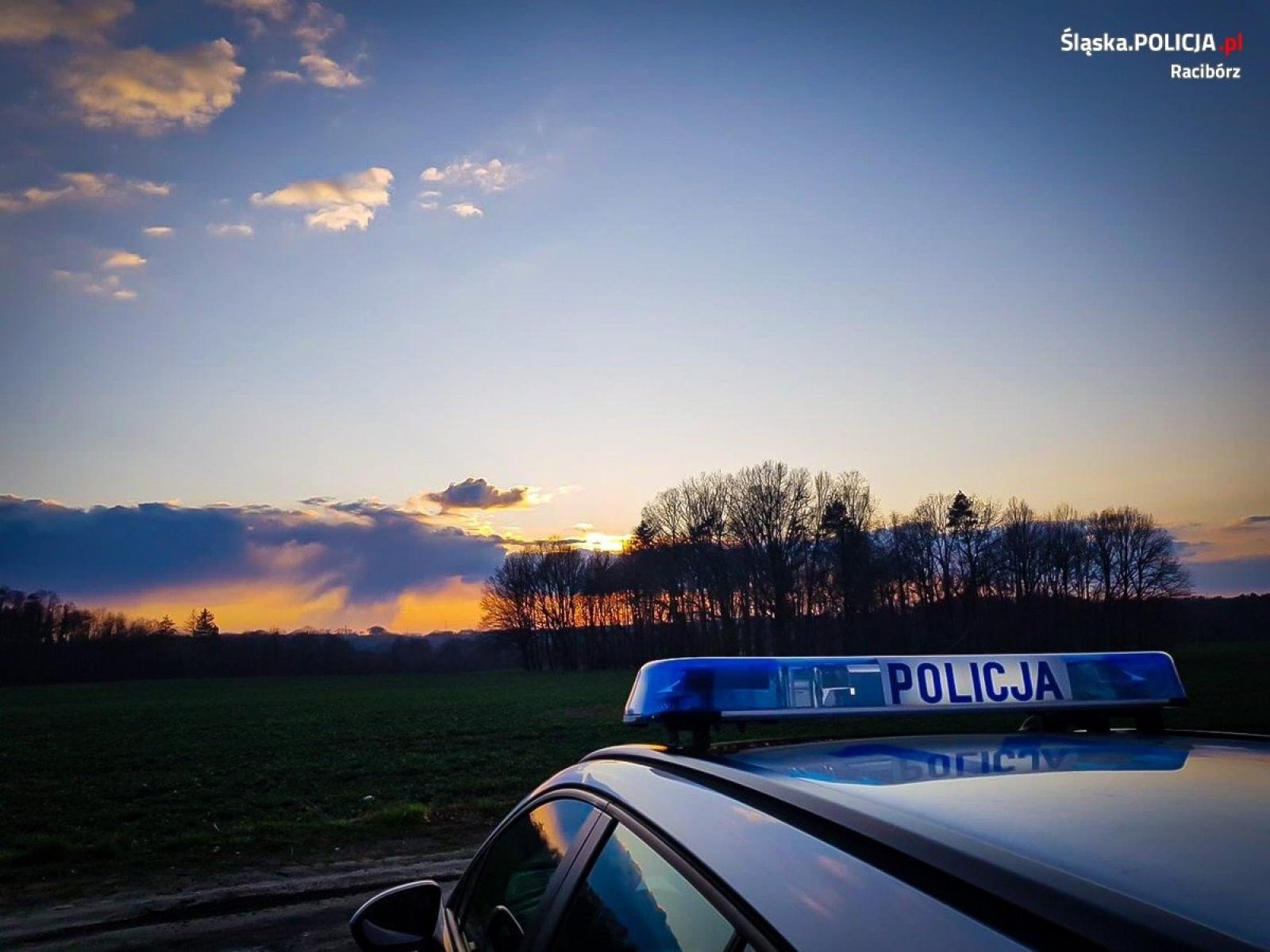 Zdjęcie w galerii na portalu naszraciborz.pl: Szarża passatem zakończona w potoku, a ucieczka pieszo w radiowozie [FOTO] wiadomości z regionu