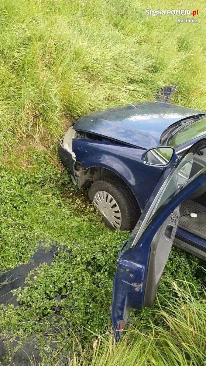 Zdjęcie w galerii na portalu naszraciborz.pl: Szarża passatem zakończona w potoku, a ucieczka pieszo w radiowozie [FOTO] wiadomości z regionu