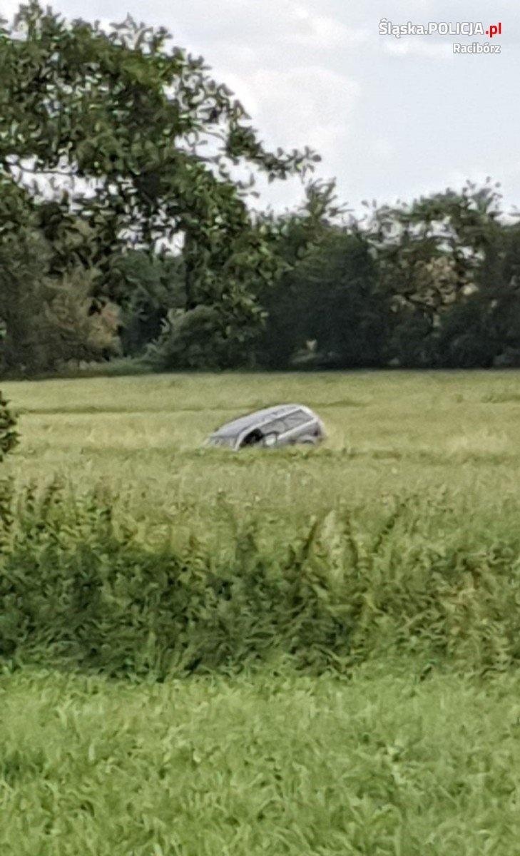 Zdjęcie w galerii na portalu naszraciborz.pl: Szarża passatem zakończona w potoku, a ucieczka pieszo w radiowozie [FOTO] wiadomości z regionu