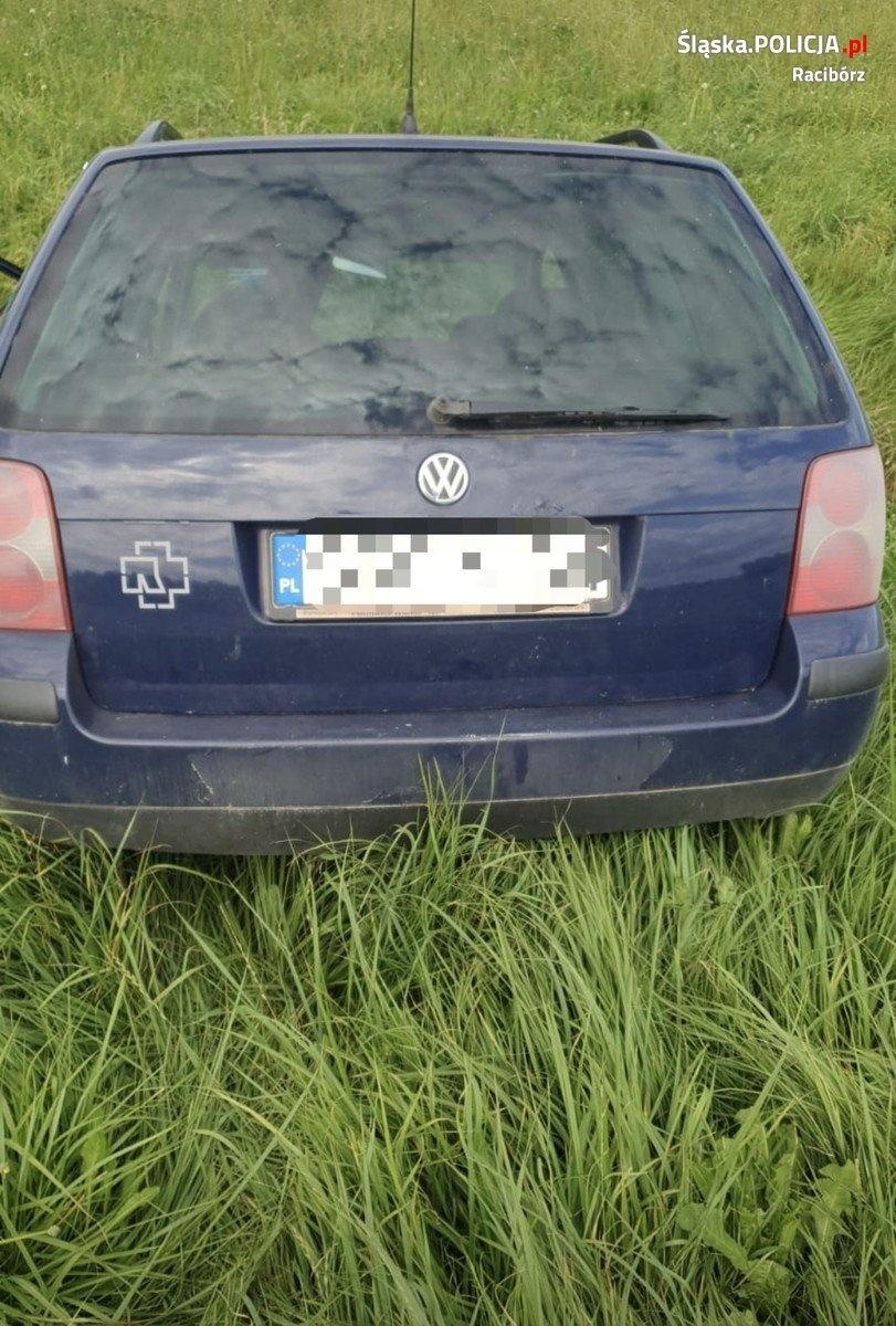 Zdjęcie w galerii na portalu naszraciborz.pl: Szarża passatem zakończona w potoku, a ucieczka pieszo w radiowozie [FOTO] wiadomości z regionu
