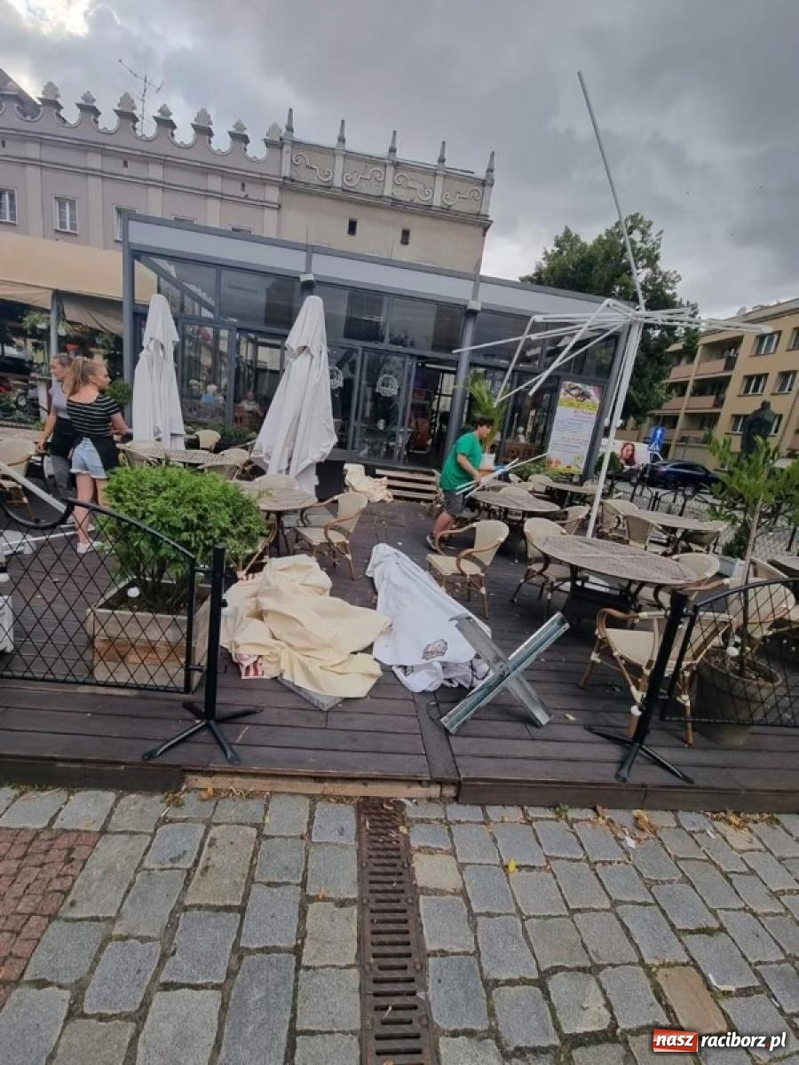 Zdjęcie w galerii na portalu naszraciborz.pl: Wiatr zdemolował ogródki na raciborskim Rynku. Ludzie zdążyli uciec [FOTO] wiadomości z regionu