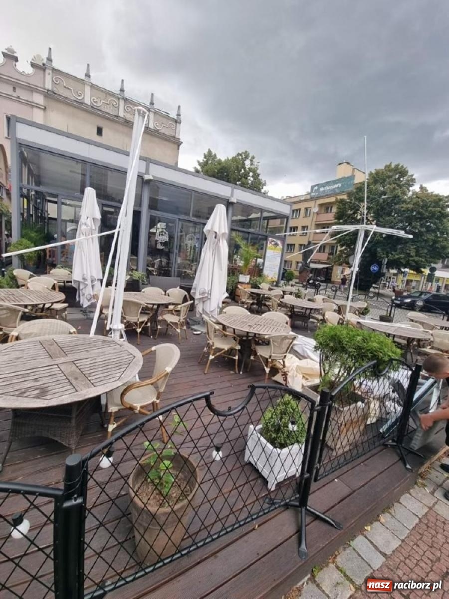Zdjęcie w galerii na portalu naszraciborz.pl: Wiatr zdemolował ogródki na raciborskim Rynku. Ludzie zdążyli uciec [FOTO] wiadomości z regionu