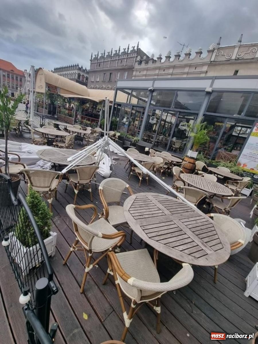 Zdjęcie w galerii na portalu naszraciborz.pl: Wiatr zdemolował ogródki na raciborskim Rynku. Ludzie zdążyli uciec [FOTO] wiadomości z regionu