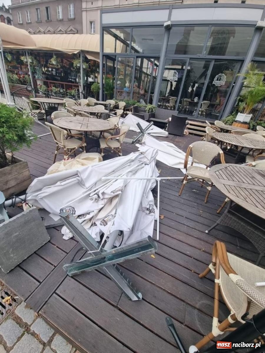 Zdjęcie w galerii na portalu naszraciborz.pl: Wiatr zdemolował ogródki na raciborskim Rynku. Ludzie zdążyli uciec [FOTO] wiadomości z regionu