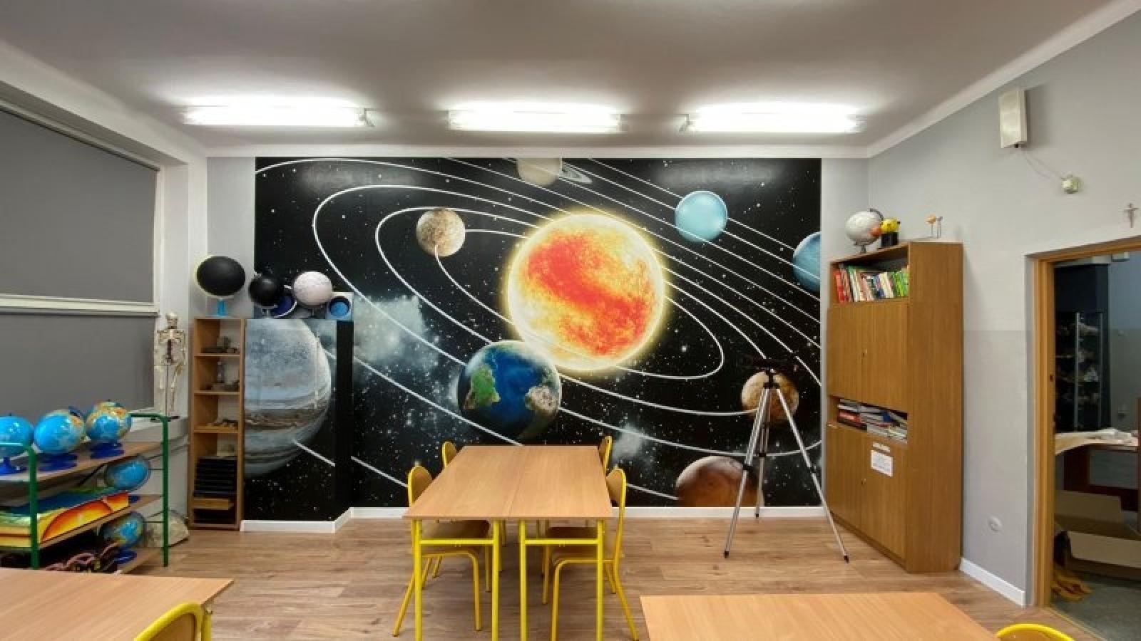 Zdjęcie w galerii na portalu naszraciborz.pl: W SP 1 dużo się zmienia - kosmiczne sale z RFL oraz mobilna pracownia dzięki absolwentkom wiadomości z regionu