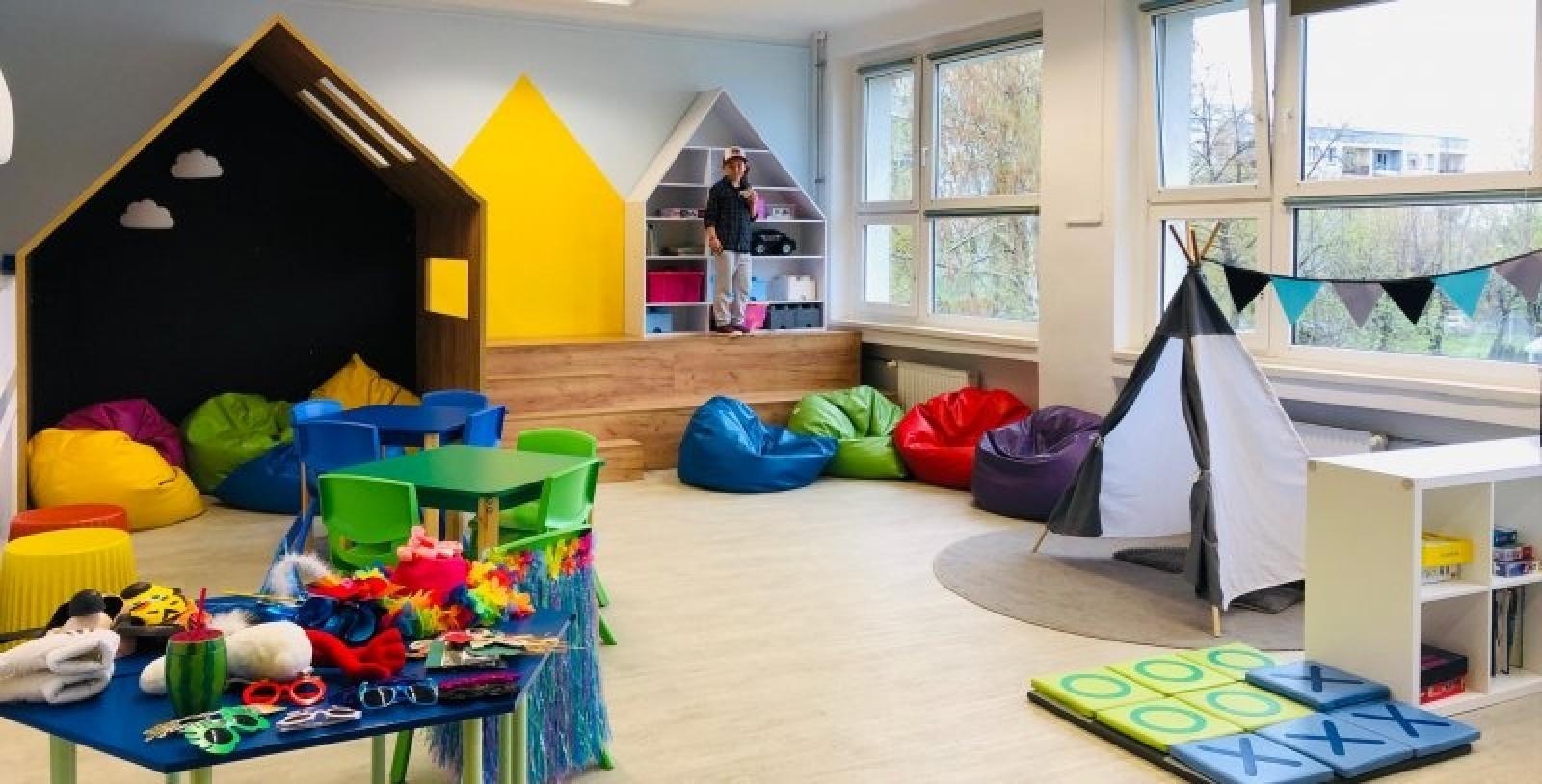 Zdjęcie w galerii na portalu naszraciborz.pl: W SP 1 dużo się zmienia - kosmiczne sale z RFL oraz mobilna pracownia dzięki absolwentkom wiadomości z regionu