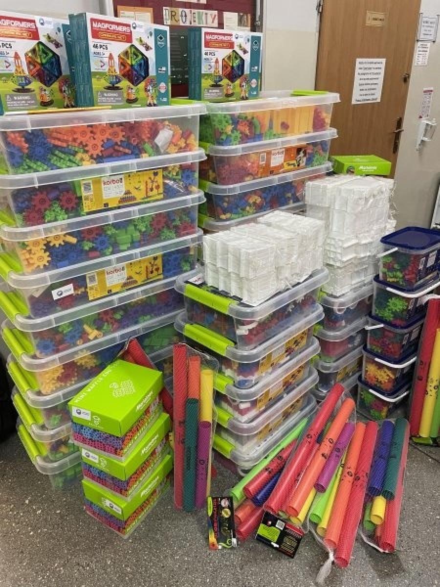 Zdjęcie w galerii na portalu naszraciborz.pl: W SP 1 dużo się zmienia - kosmiczne sale z RFL oraz mobilna pracownia dzięki absolwentkom wiadomości z regionu