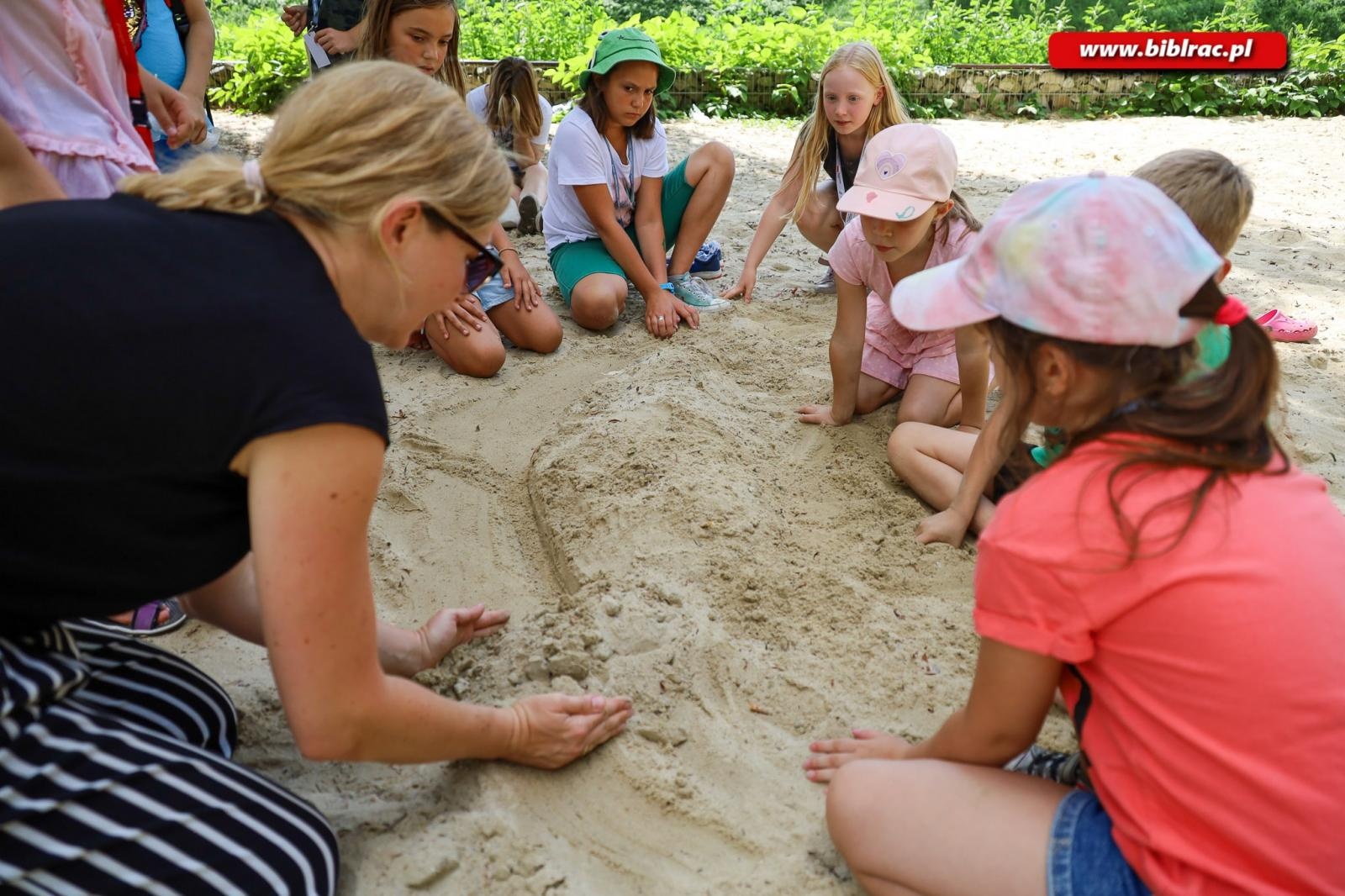 Zdjęcie w galerii na portalu naszraciborz.pl: Nie zawsze happy end – Baśniowe Lato z Biblioteką bawi i uczy wiadomości z regionu
