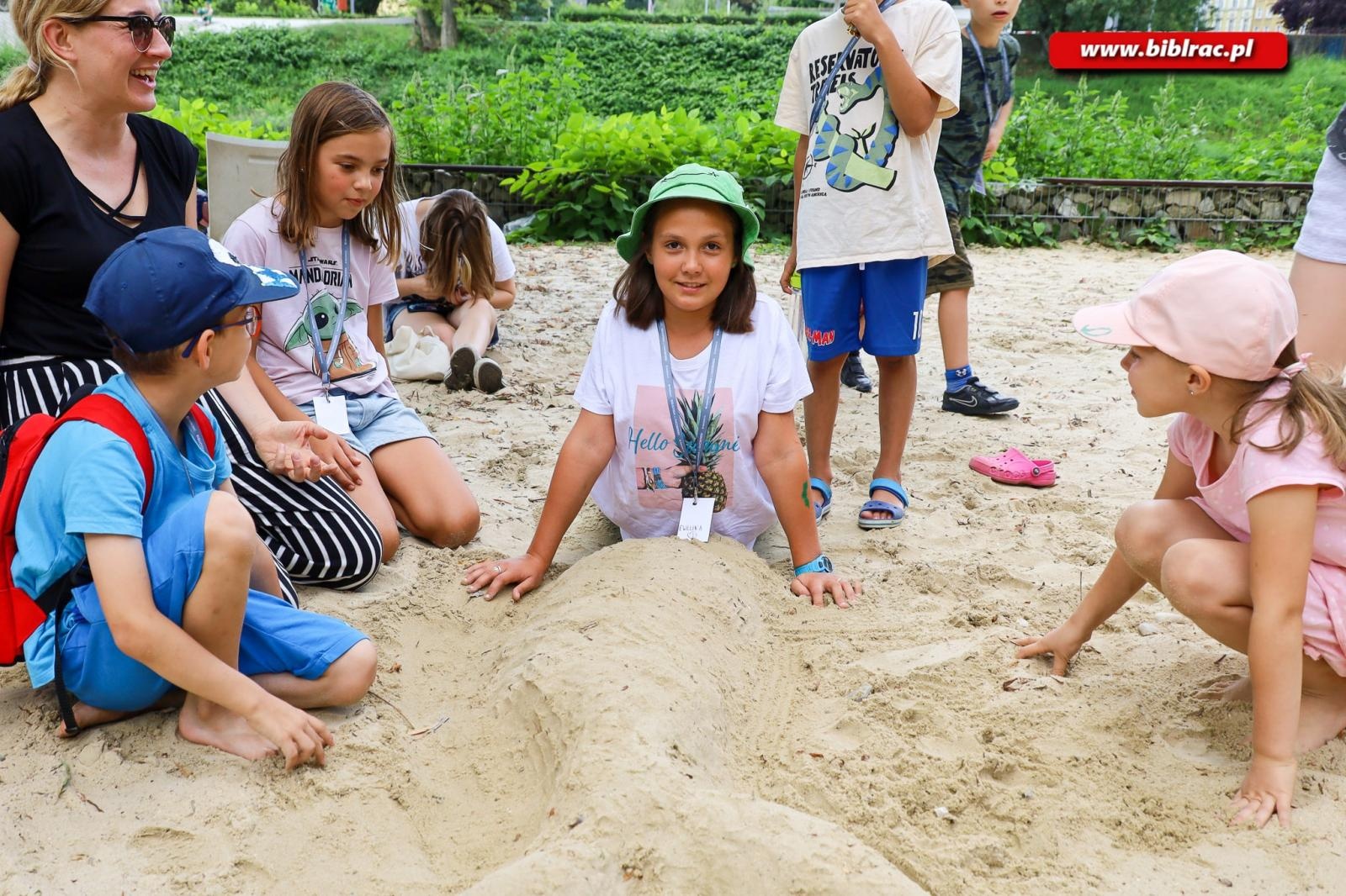 Zdjęcie w galerii na portalu naszraciborz.pl: Nie zawsze happy end – Baśniowe Lato z Biblioteką bawi i uczy wiadomości z regionu