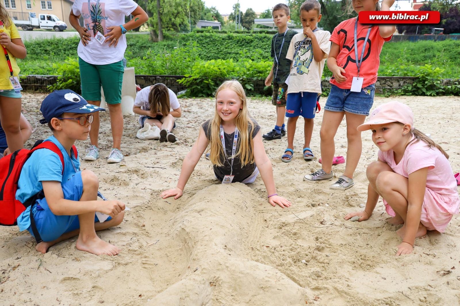 Zdjęcie w galerii na portalu naszraciborz.pl: Nie zawsze happy end – Baśniowe Lato z Biblioteką bawi i uczy wiadomości z regionu