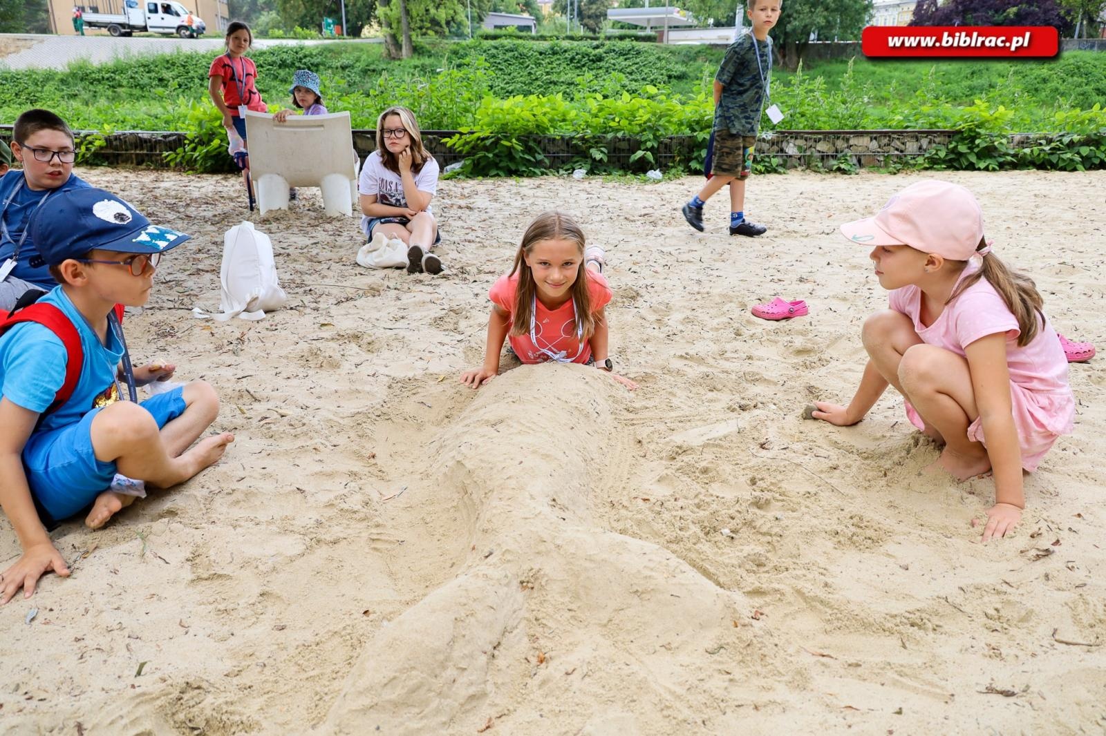 Zdjęcie w galerii na portalu naszraciborz.pl: Nie zawsze happy end – Baśniowe Lato z Biblioteką bawi i uczy wiadomości z regionu