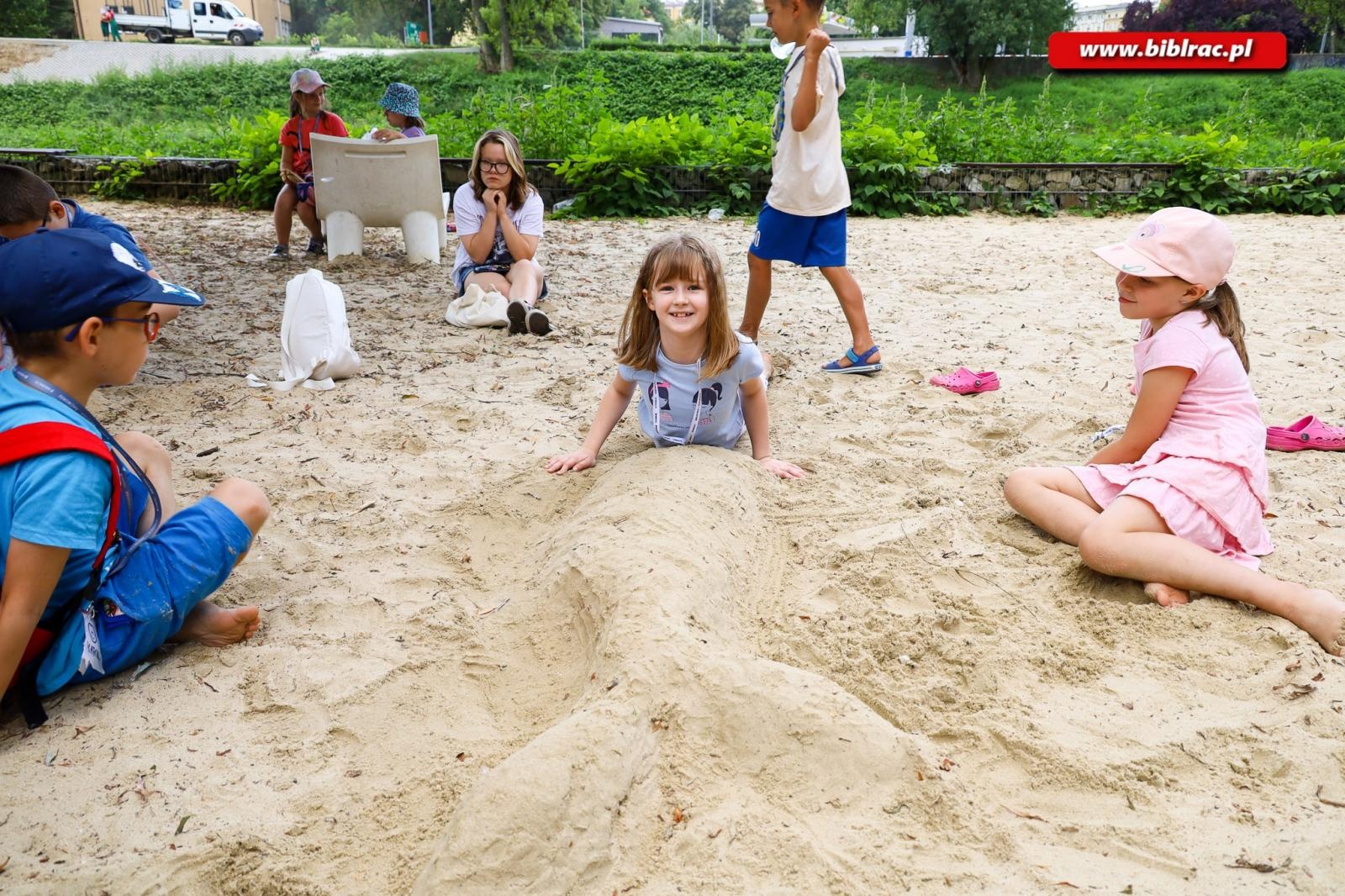 Zdjęcie w galerii na portalu naszraciborz.pl: Nie zawsze happy end – Baśniowe Lato z Biblioteką bawi i uczy wiadomości z regionu