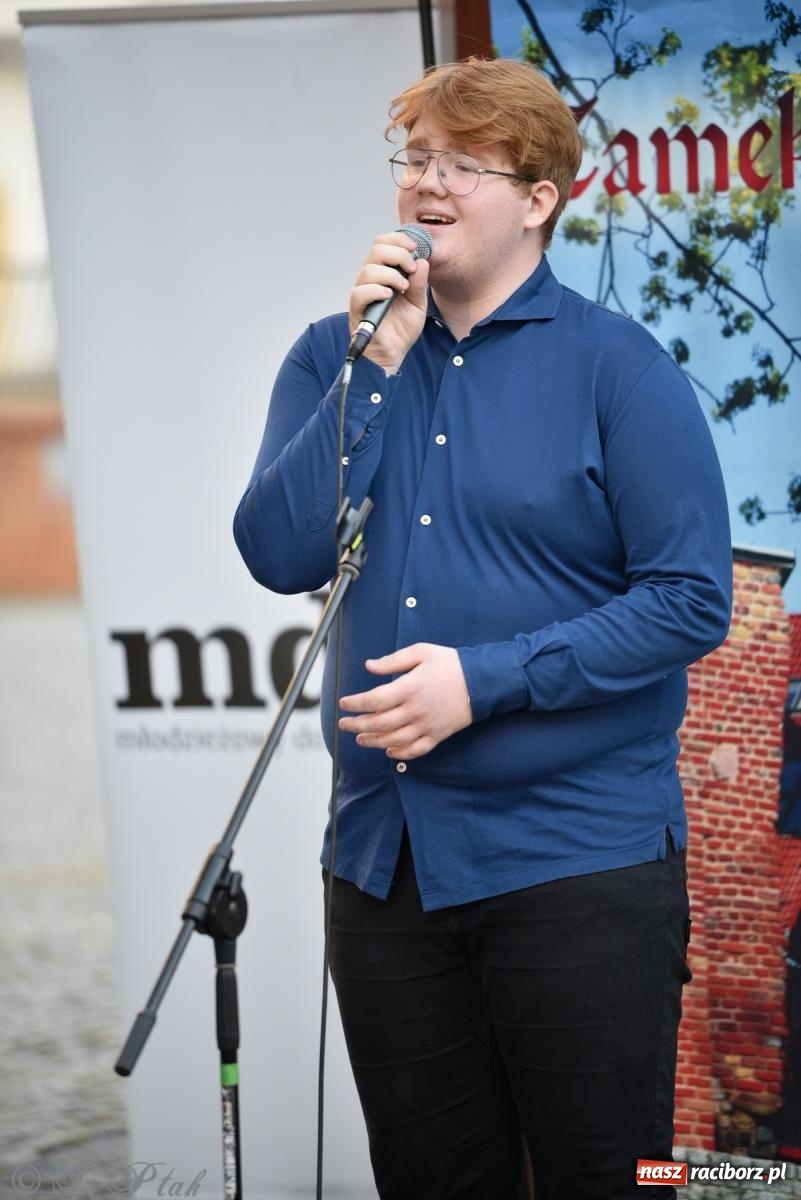 Zdjęcie w galerii na portalu naszraciborz.pl: Kameralny koncert wokalistów Mirażu przy zamkowej studni [FOTO i WIDEO] wiadomości z regionu