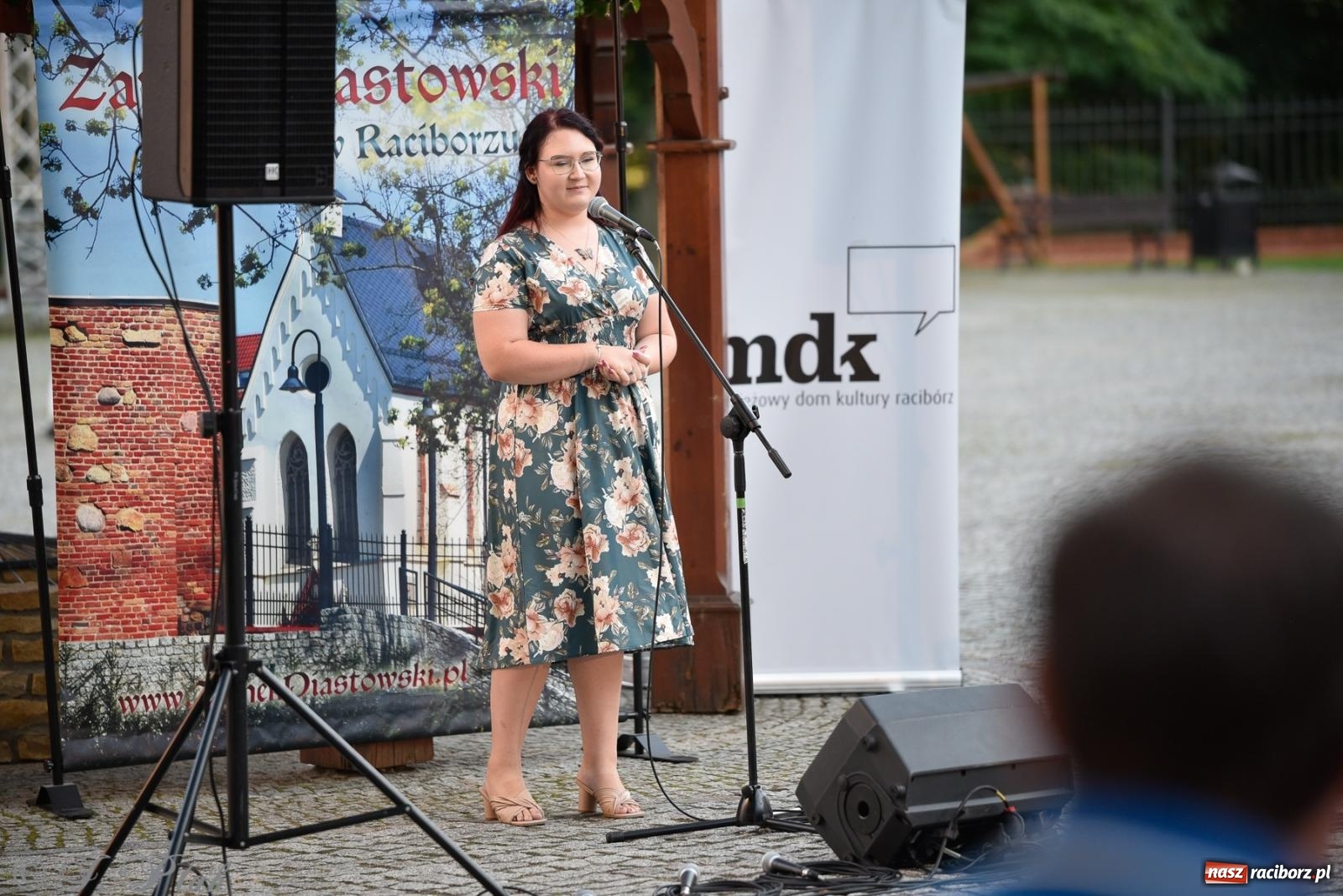 Zdjęcie w galerii na portalu naszraciborz.pl: Kameralny koncert wokalistów Mirażu przy zamkowej studni [FOTO i WIDEO] wiadomości z regionu