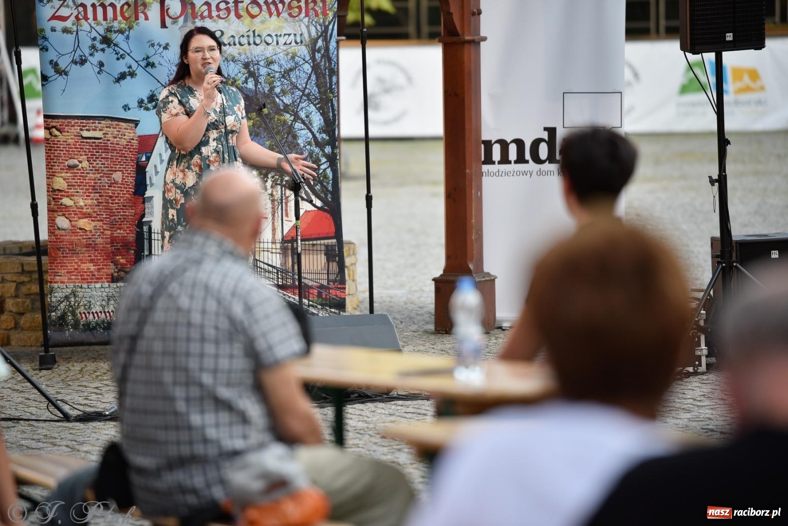 Zdjęcie w galerii na portalu naszraciborz.pl: Kameralny koncert wokalistów Mirażu przy zamkowej studni [FOTO i WIDEO] wiadomości z regionu