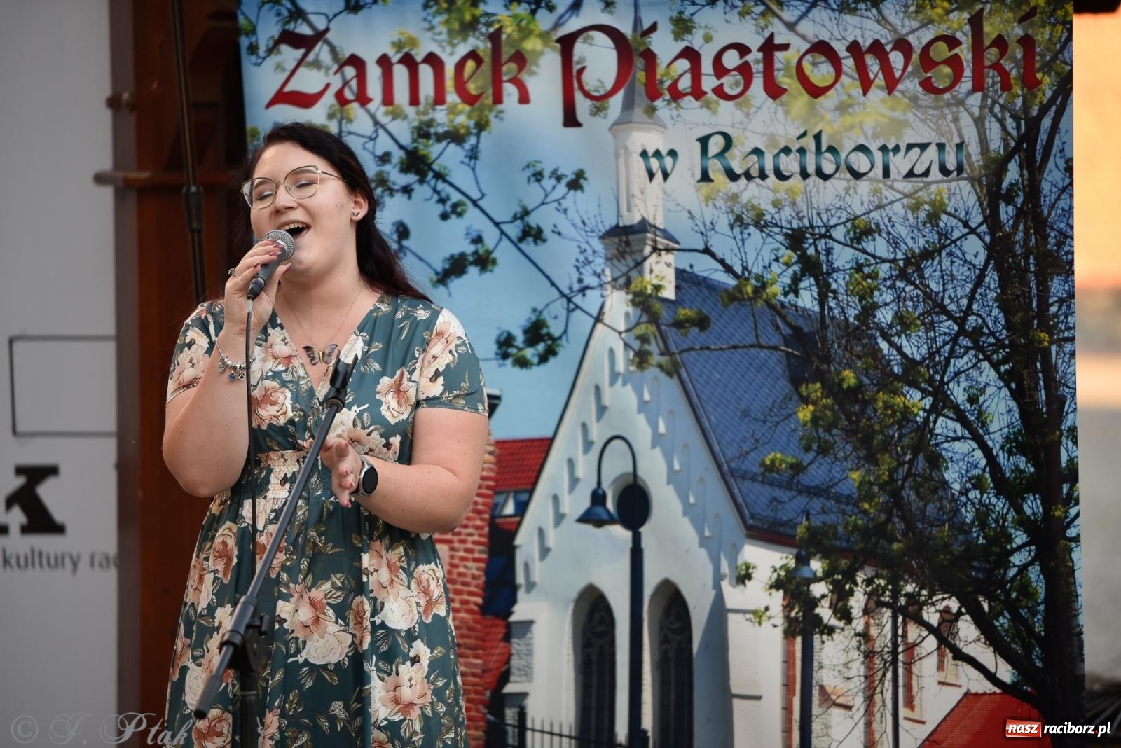 Zdjęcie w galerii na portalu naszraciborz.pl: Kameralny koncert wokalistów Mirażu przy zamkowej studni [FOTO i WIDEO] wiadomości z regionu