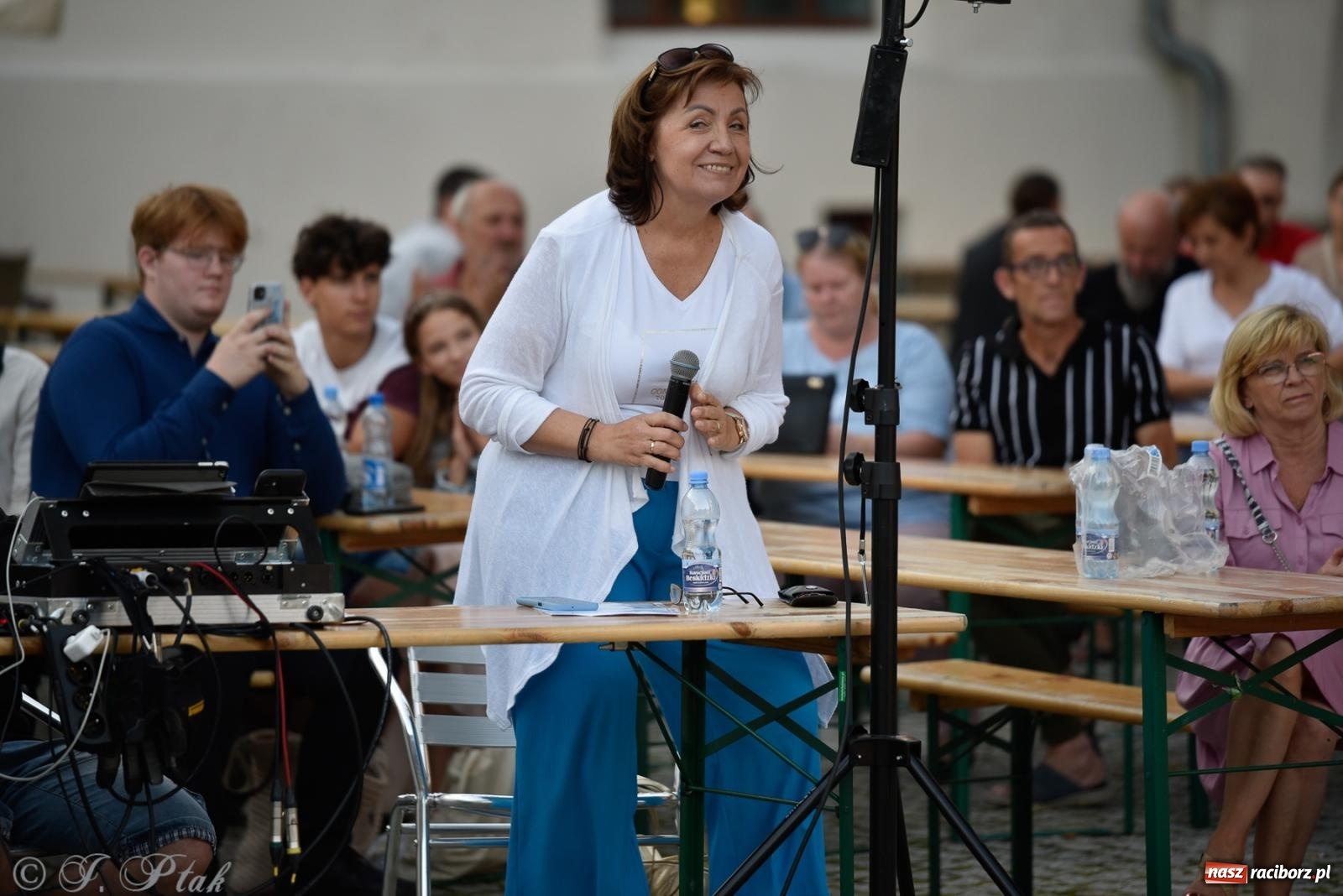 Zdjęcie w galerii na portalu naszraciborz.pl: Kameralny koncert wokalistów Mirażu przy zamkowej studni [FOTO i WIDEO] wiadomości z regionu