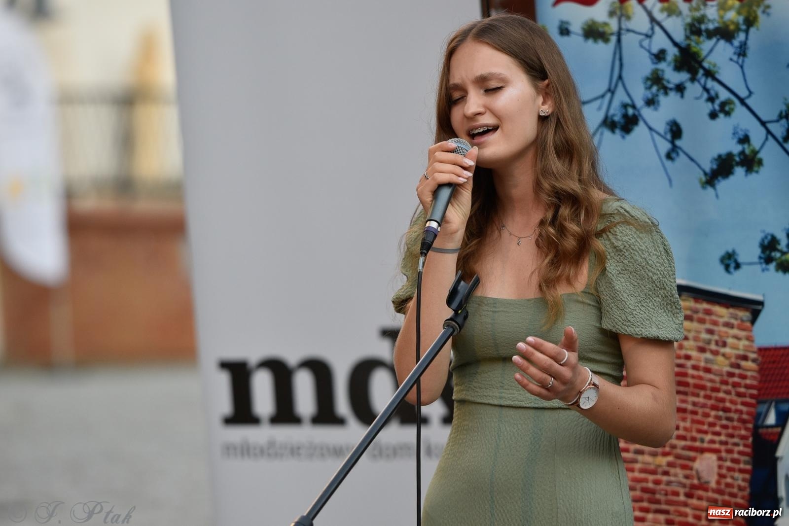 Zdjęcie w galerii na portalu naszraciborz.pl: Kameralny koncert wokalistów Mirażu przy zamkowej studni [FOTO i WIDEO] wiadomości z regionu