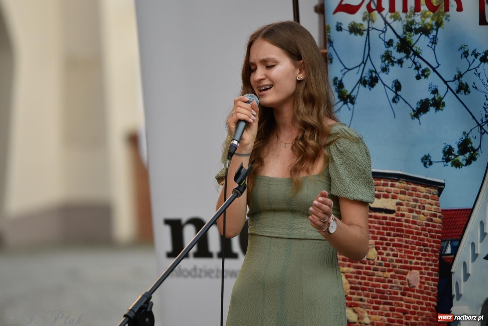 Zdjęcie w galerii na portalu naszraciborz.pl: Kameralny koncert wokalistów Mirażu przy zamkowej studni [FOTO i WIDEO] wiadomości z regionu