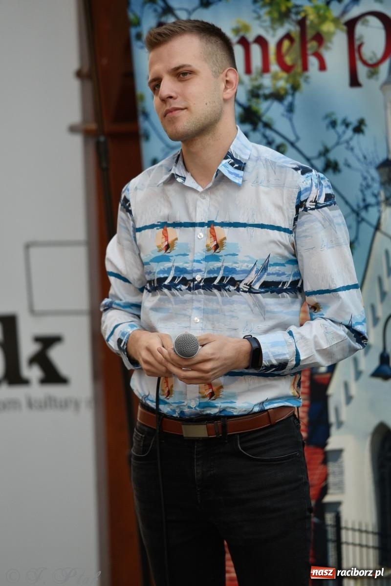 Zdjęcie w galerii na portalu naszraciborz.pl: Kameralny koncert wokalistów Mirażu przy zamkowej studni [FOTO i WIDEO] wiadomości z regionu