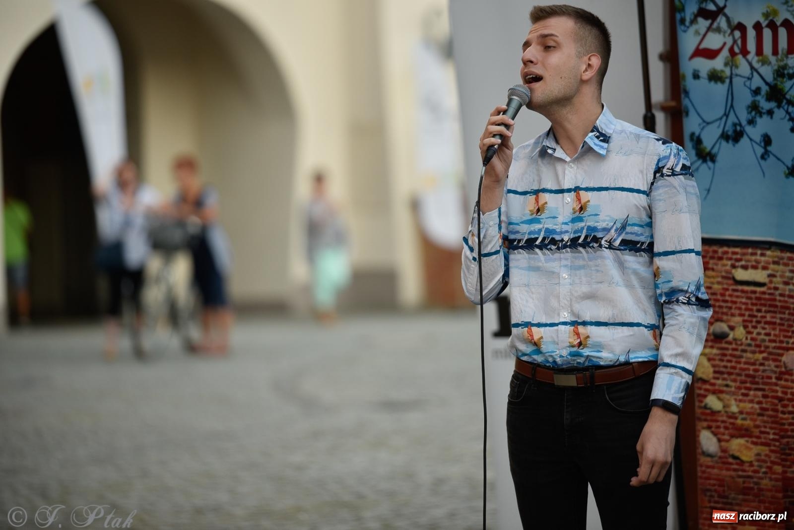 Zdjęcie w galerii na portalu naszraciborz.pl: Kameralny koncert wokalistów Mirażu przy zamkowej studni [FOTO i WIDEO] wiadomości z regionu