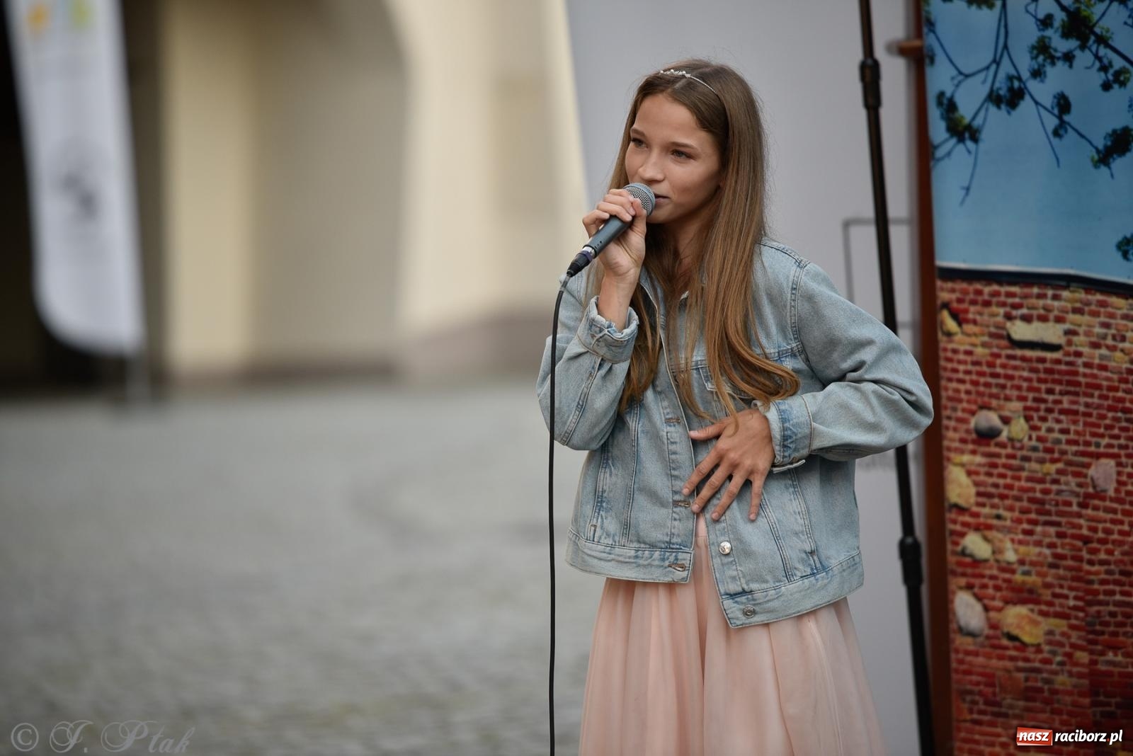 Zdjęcie w galerii na portalu naszraciborz.pl: Kameralny koncert wokalistów Mirażu przy zamkowej studni [FOTO i WIDEO] wiadomości z regionu