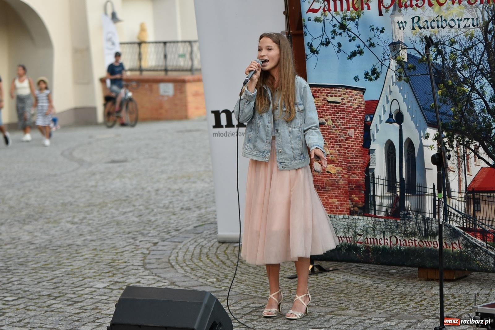 Zdjęcie w galerii na portalu naszraciborz.pl: Kameralny koncert wokalistów Mirażu przy zamkowej studni [FOTO i WIDEO] wiadomości z regionu