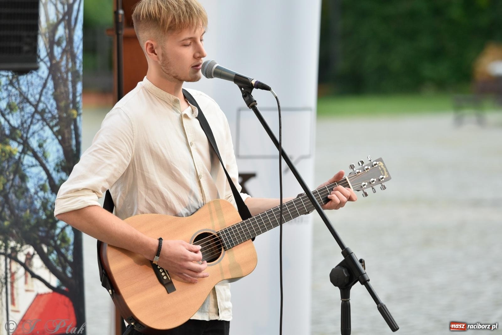 Zdjęcie w galerii na portalu naszraciborz.pl: Kameralny koncert wokalistów Mirażu przy zamkowej studni [FOTO i WIDEO] wiadomości z regionu