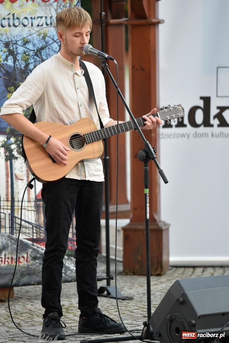 Zdjęcie w galerii na portalu naszraciborz.pl: Kameralny koncert wokalistów Mirażu przy zamkowej studni [FOTO i WIDEO] wiadomości z regionu