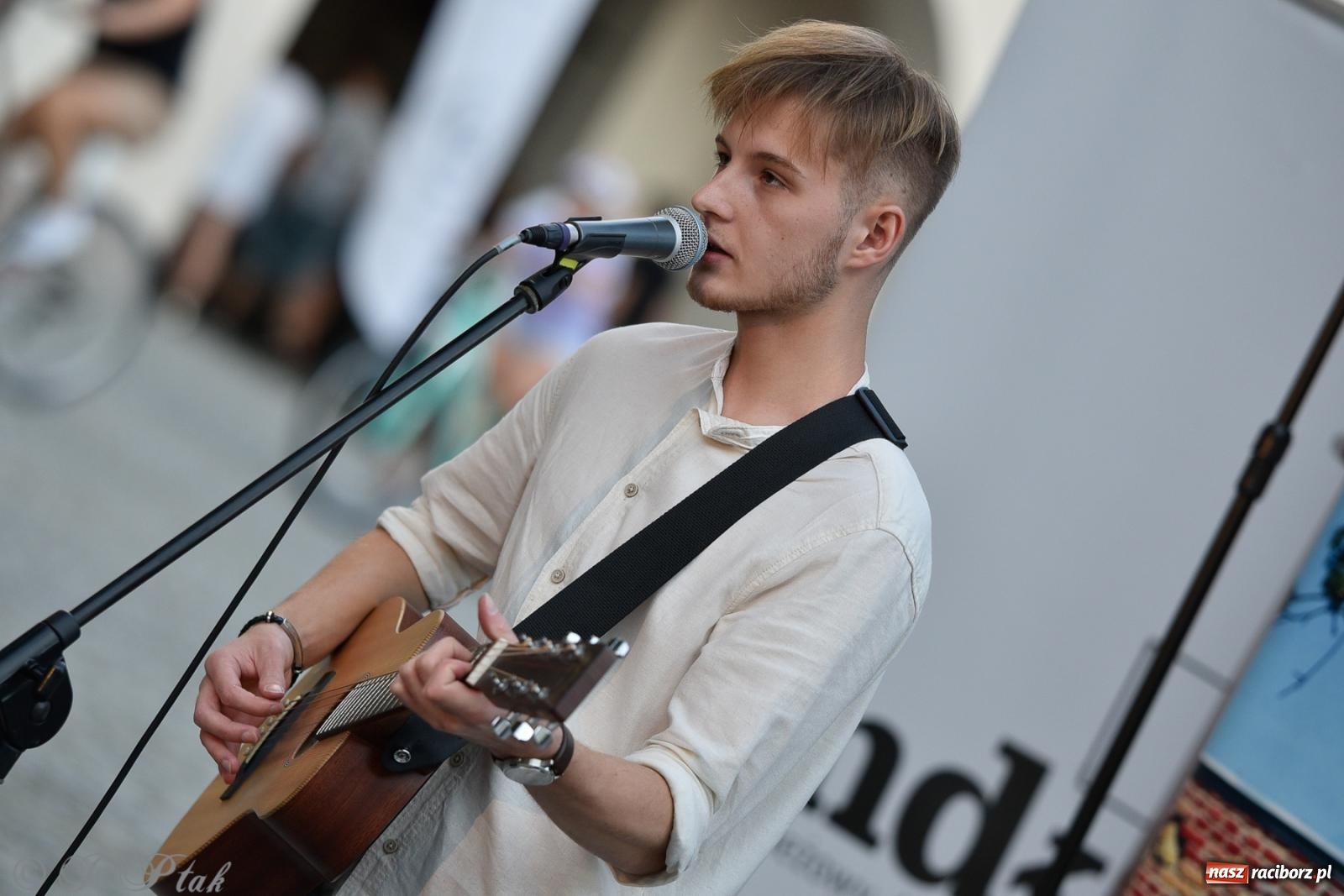 Zdjęcie w galerii na portalu naszraciborz.pl: Kameralny koncert wokalistów Mirażu przy zamkowej studni [FOTO i WIDEO] wiadomości z regionu