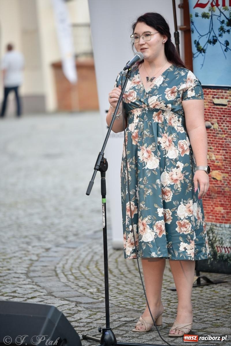 Zdjęcie w galerii na portalu naszraciborz.pl: Kameralny koncert wokalistów Mirażu przy zamkowej studni [FOTO i WIDEO] wiadomości z regionu