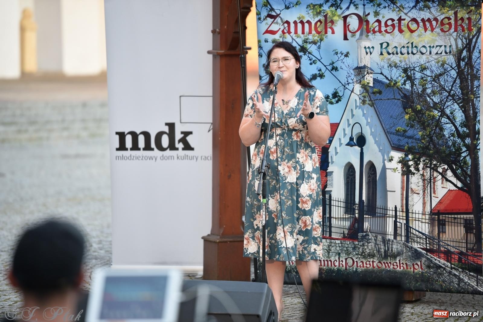 Zdjęcie w galerii na portalu naszraciborz.pl: Kameralny koncert wokalistów Mirażu przy zamkowej studni [FOTO i WIDEO] wiadomości z regionu