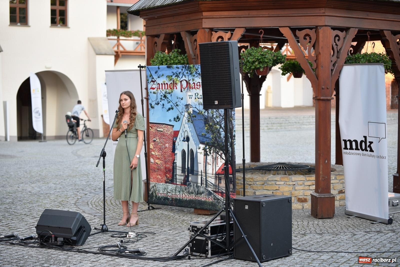 Zdjęcie w galerii na portalu naszraciborz.pl: Kameralny koncert wokalistów Mirażu przy zamkowej studni [FOTO i WIDEO] wiadomości z regionu