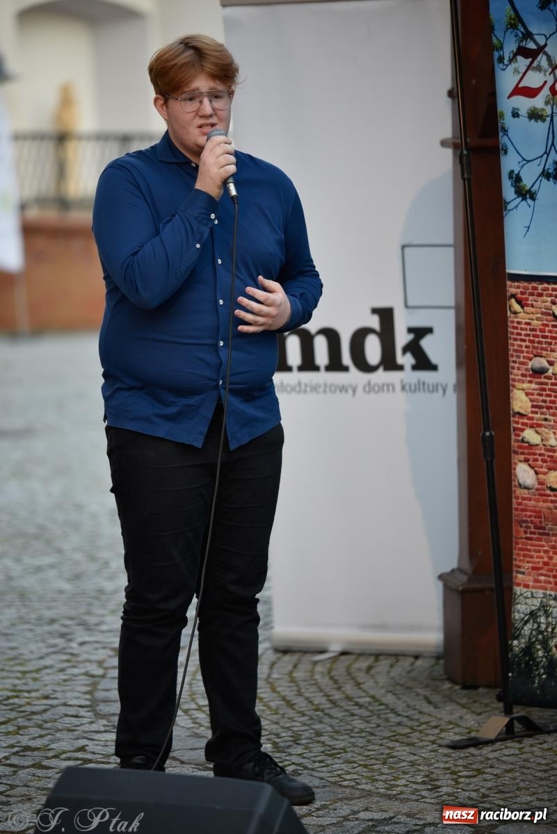 Zdjęcie w galerii na portalu naszraciborz.pl: Kameralny koncert wokalistów Mirażu przy zamkowej studni [FOTO i WIDEO] wiadomości z regionu