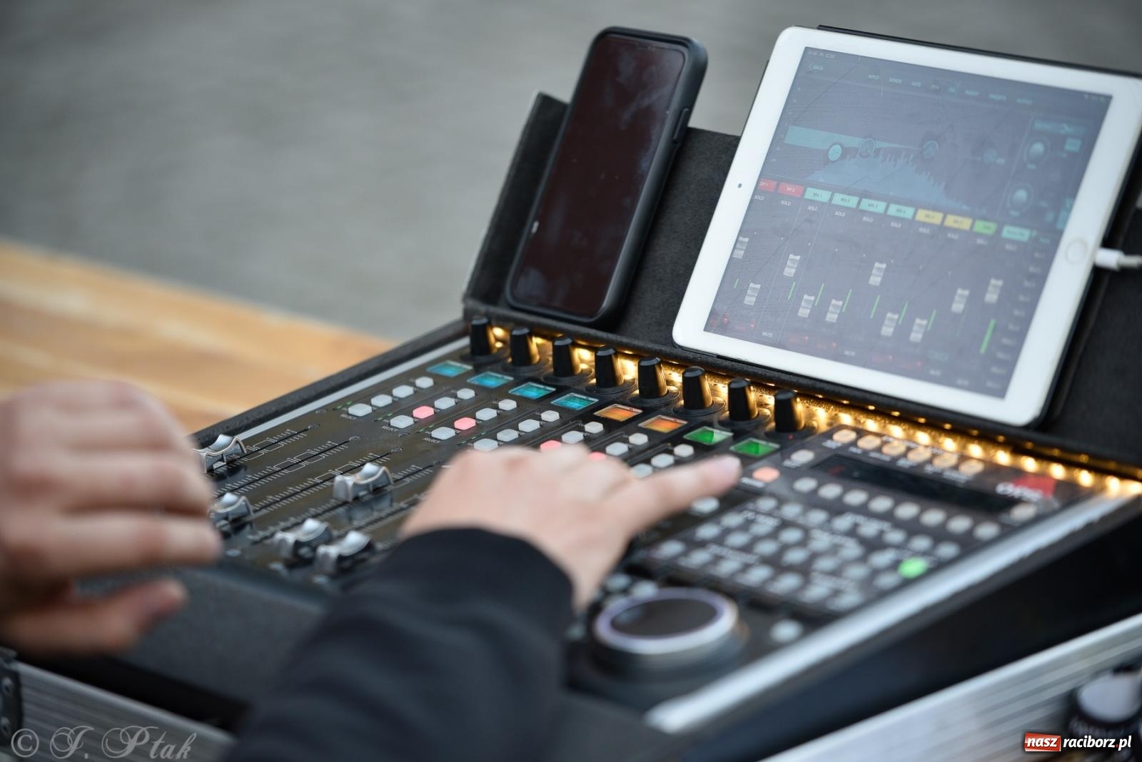 Zdjęcie w galerii na portalu naszraciborz.pl: Kameralny koncert wokalistów Mirażu przy zamkowej studni [FOTO i WIDEO] wiadomości z regionu