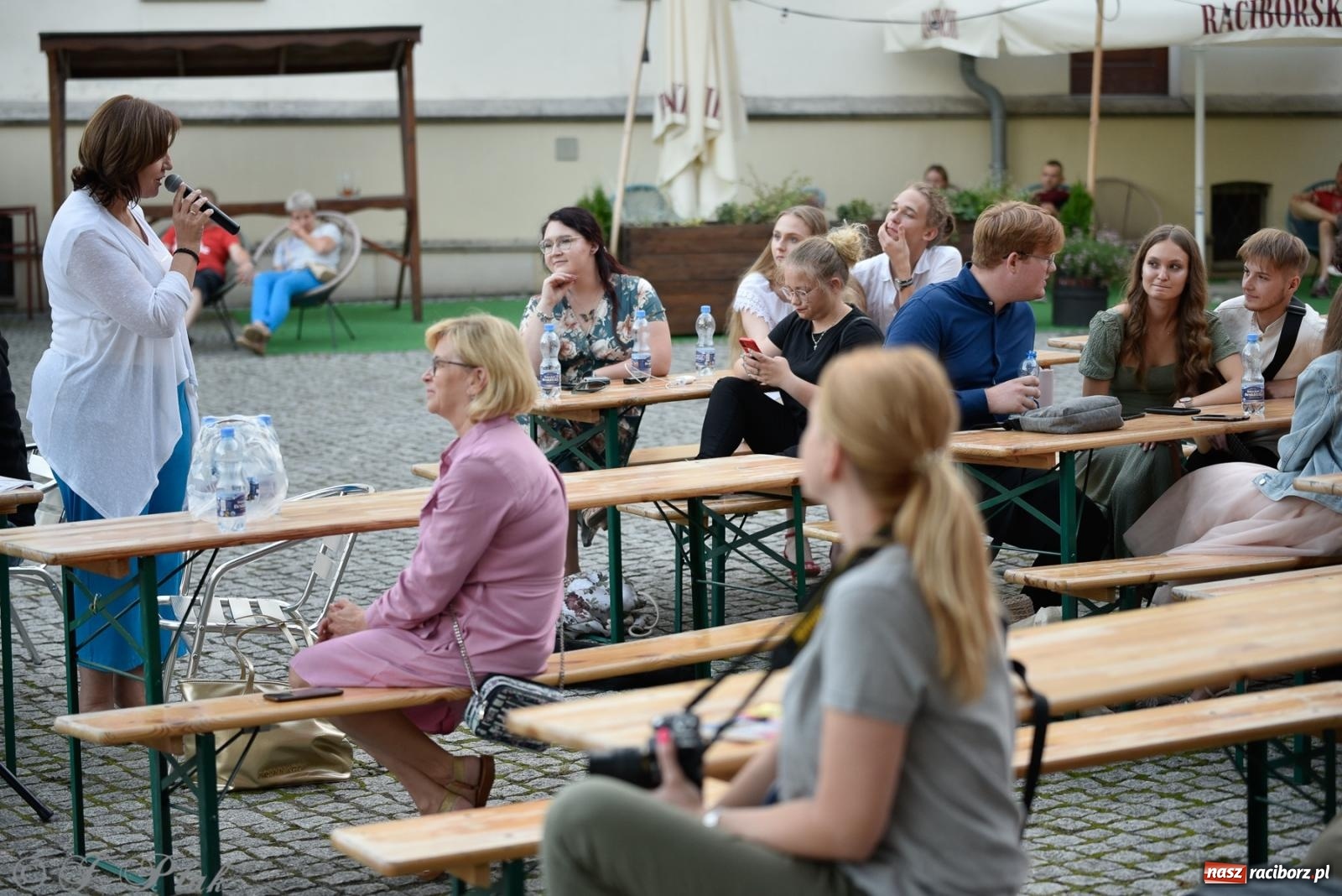Zdjęcie w galerii na portalu naszraciborz.pl: Kameralny koncert wokalistów Mirażu przy zamkowej studni [FOTO i WIDEO] wiadomości z regionu