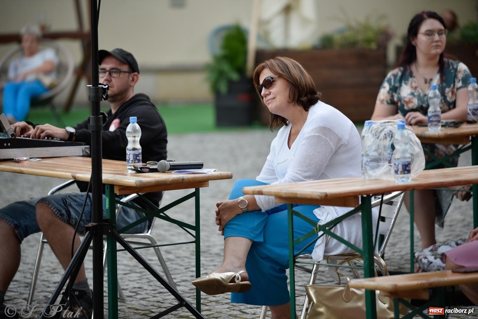 Zdjęcie w galerii na portalu naszraciborz.pl: Kameralny koncert wokalistów Mirażu przy zamkowej studni [FOTO i WIDEO] wiadomości z regionu