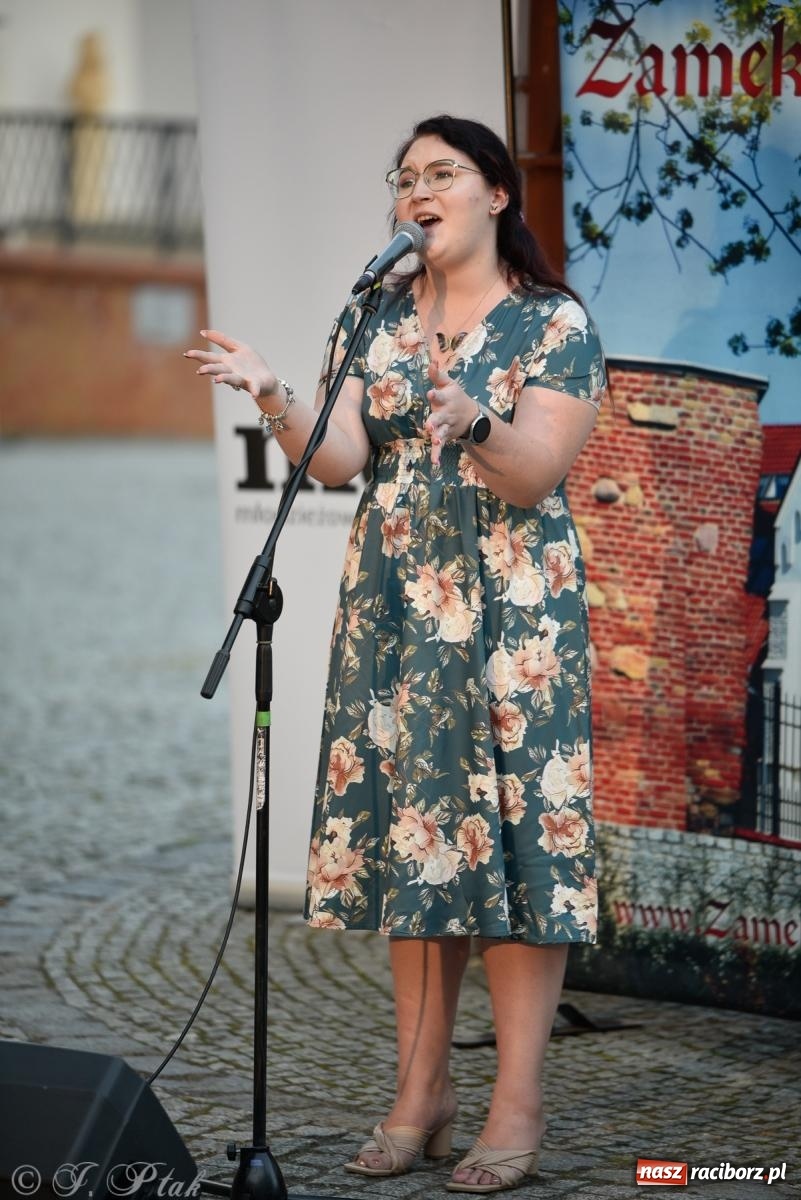 Zdjęcie w galerii na portalu naszraciborz.pl: Kameralny koncert wokalistów Mirażu przy zamkowej studni [FOTO i WIDEO] wiadomości z regionu