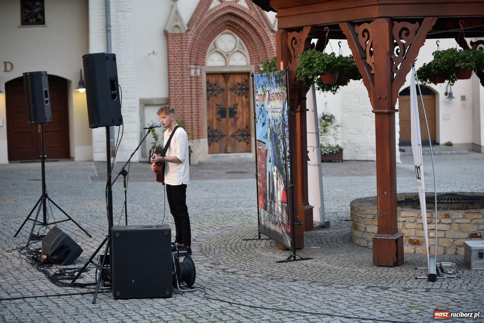 Zdjęcie w galerii na portalu naszraciborz.pl: Kameralny koncert wokalistów Mirażu przy zamkowej studni [FOTO i WIDEO] wiadomości z regionu