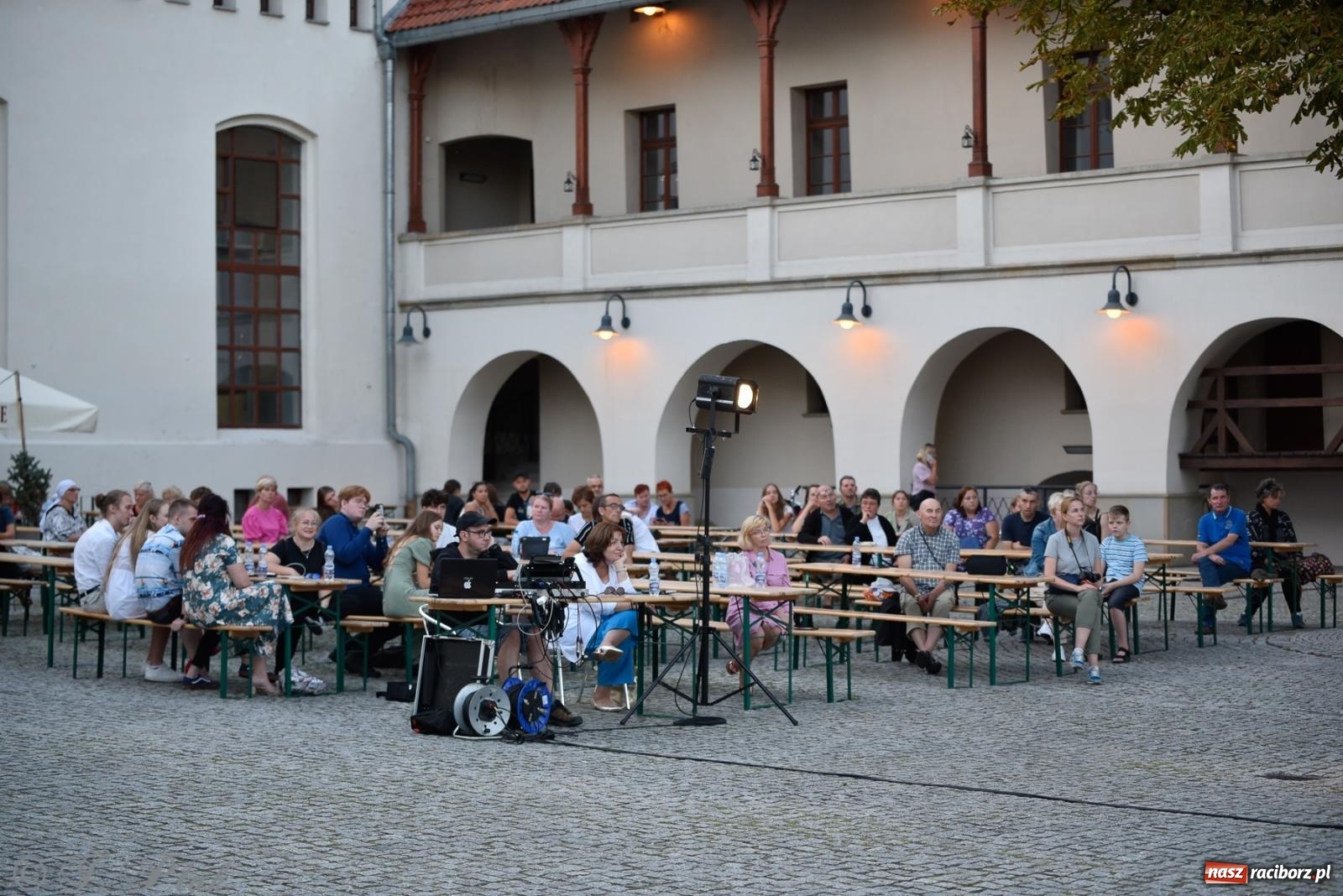 Zdjęcie w galerii na portalu naszraciborz.pl: Kameralny koncert wokalistów Mirażu przy zamkowej studni [FOTO i WIDEO] wiadomości z regionu