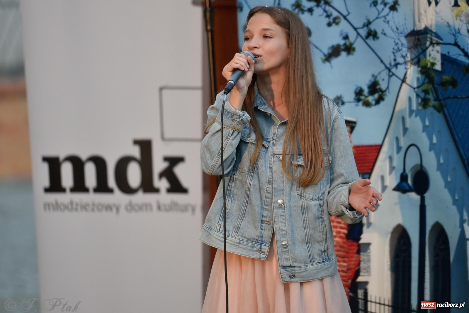 Zdjęcie w galerii na portalu naszraciborz.pl: Kameralny koncert wokalistów Mirażu przy zamkowej studni [FOTO i WIDEO] wiadomości z regionu