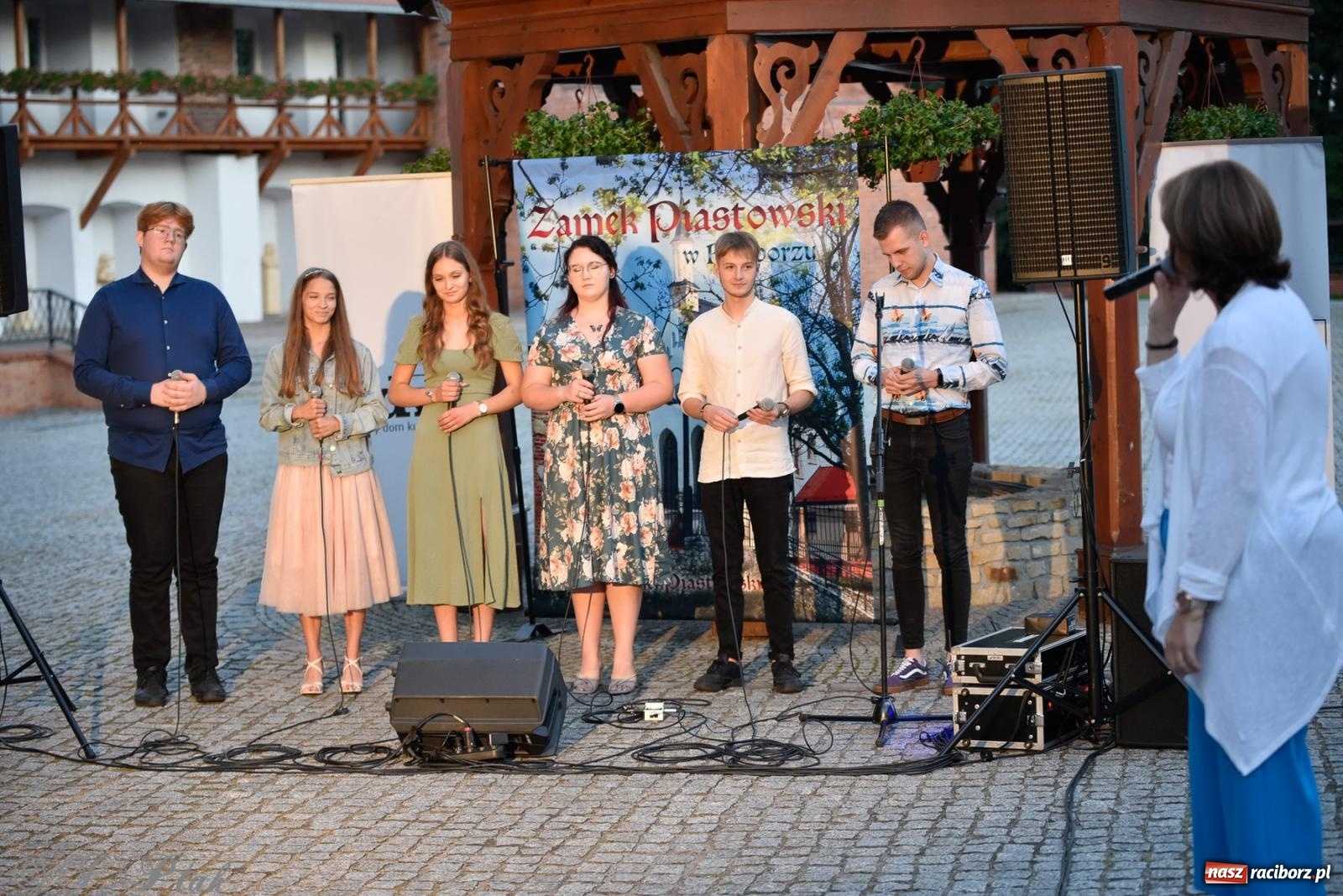 Zdjęcie w galerii na portalu naszraciborz.pl: Kameralny koncert wokalistów Mirażu przy zamkowej studni [FOTO i WIDEO] wiadomości z regionu