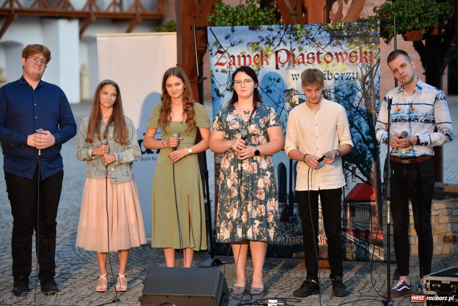 Zdjęcie w galerii na portalu naszraciborz.pl: Kameralny koncert wokalistów Mirażu przy zamkowej studni [FOTO i WIDEO] wiadomości z regionu