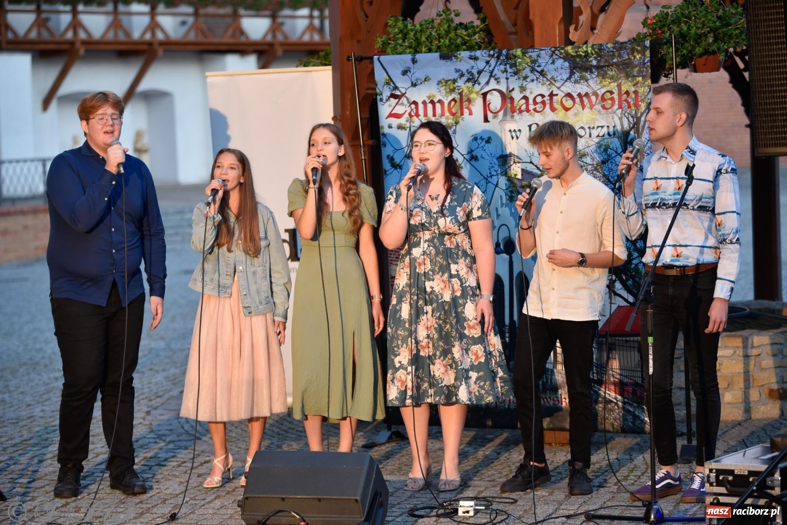 Zdjęcie w galerii na portalu naszraciborz.pl: Kameralny koncert wokalistów Mirażu przy zamkowej studni [FOTO i WIDEO] wiadomości z regionu