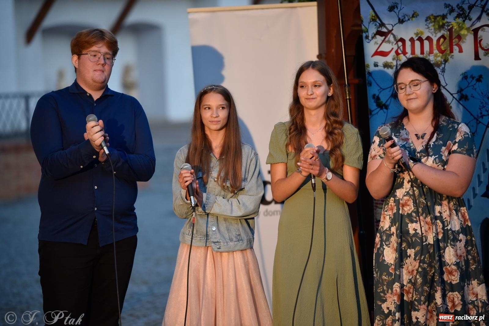 Zdjęcie w galerii na portalu naszraciborz.pl: Kameralny koncert wokalistów Mirażu przy zamkowej studni [FOTO i WIDEO] wiadomości z regionu