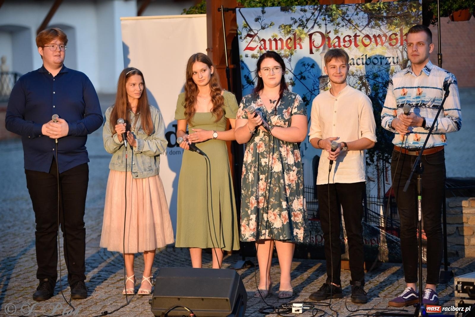 Zdjęcie w galerii na portalu naszraciborz.pl: Kameralny koncert wokalistów Mirażu przy zamkowej studni [FOTO i WIDEO] wiadomości z regionu